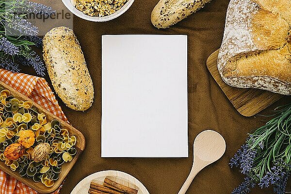 Buch Mockup mit italienischem Essen Dekoration