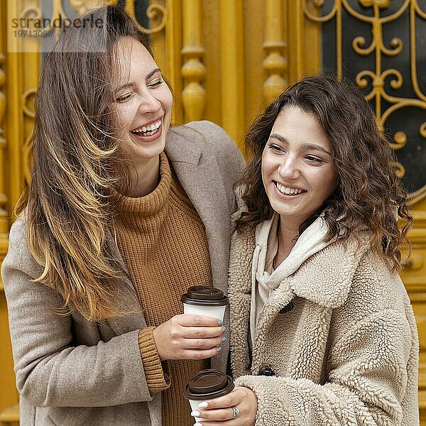 Medium shot glückliche Frauen mit Kaffee