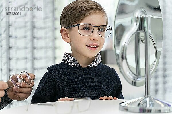 Kleiner Junge kauft eine Brille 3