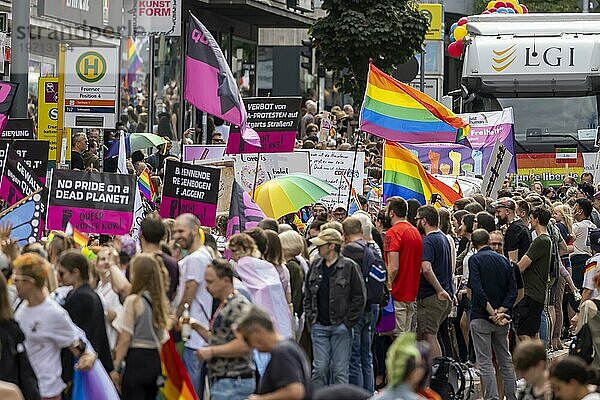 Christopher Street Day  Pride Demonstration als Zeichen für Vielfalt  Respekt  Akzeptanz und Gleichberechtigung  Stuttgart  Baden-Württemberg  Deutschland  Europa