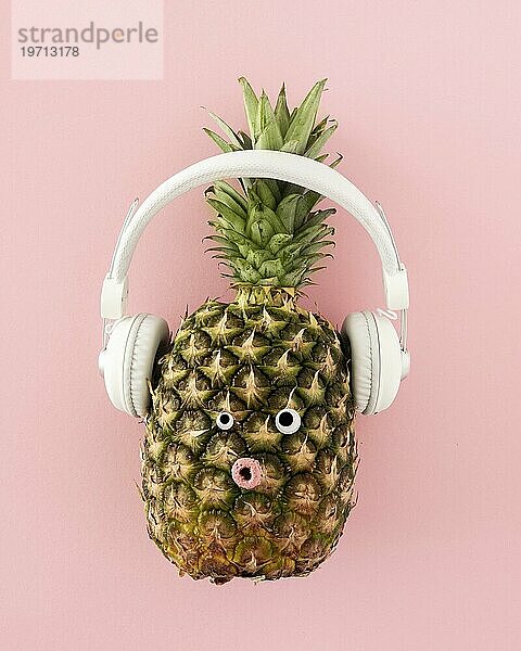 Ananas mit Kopfhörern in der Draufsicht
