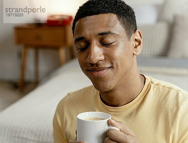 Porträt Mann zu Hause trinkt Tasse Kaffee