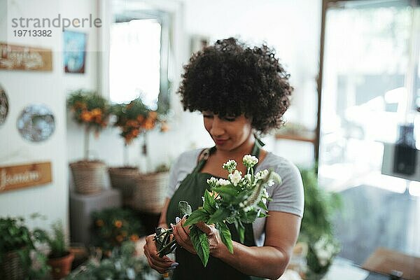 Afroafrikanische Frau hält Blumenstrauß