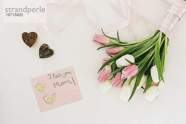 Ich liebe dich Mama Inschrift mit Tulpen
