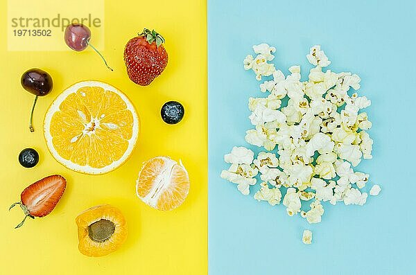 Draufsicht Popcorn vs. Obst