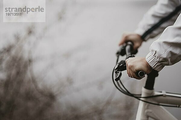 Seitenansicht Mann fährt Mountainbike mit Kopie Raum