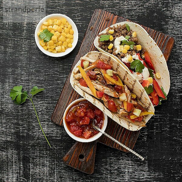 Ansicht von oben Frische Tacos mit Fleisch und Gemüse