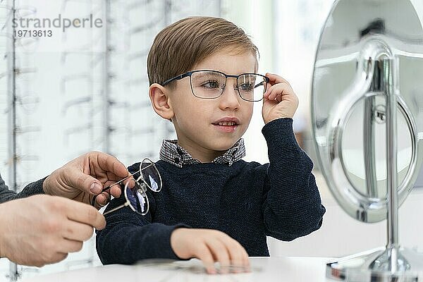 Kleiner Junge kauft eine Brille