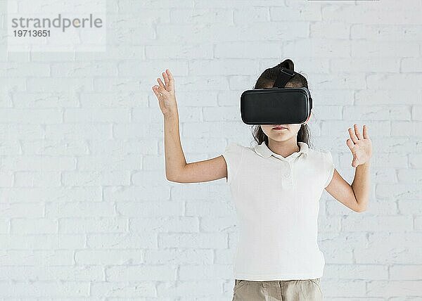 Niedliches kleines Mädchen hat Spaß mit einer Virtual Reality Brille