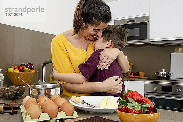 Mutter Kind umarmt Küche