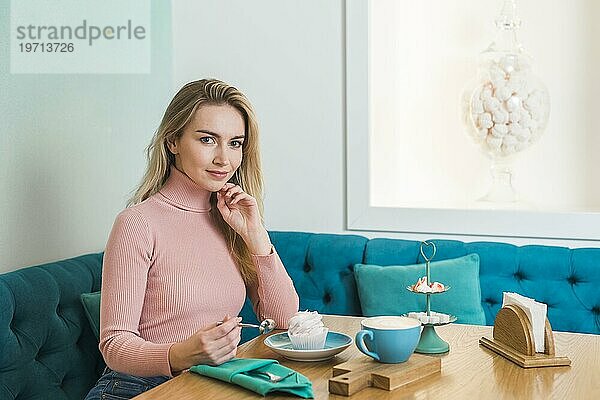 Porträt schöne junge Frau sitzt Café suchen Kamera