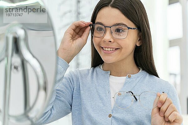 Mädchenladen mit Brille 4
