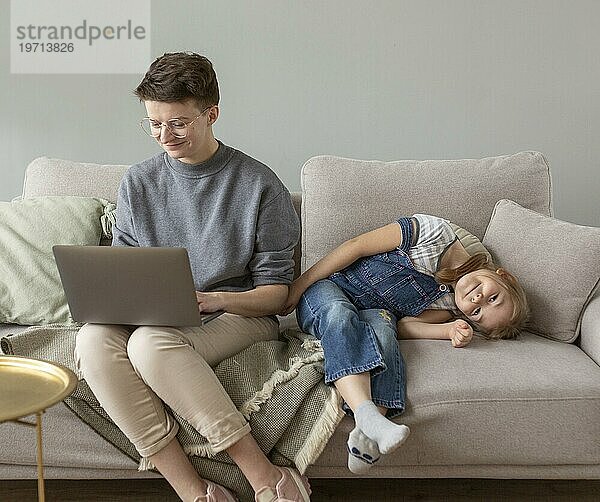 Vollbild Eltern Kind Couch