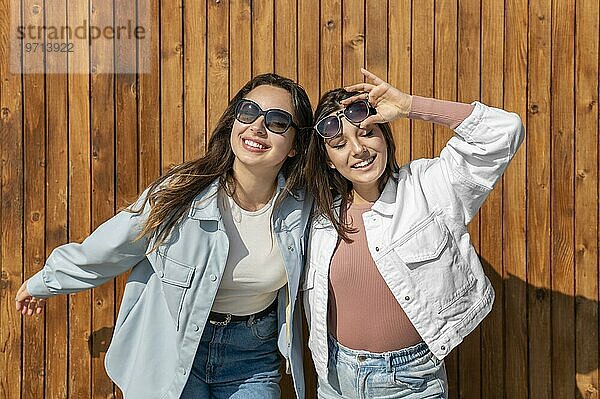 Glückliche Frauen mit Sonnenbrille im Freien
