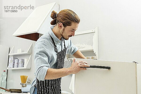 Hübscher junger Mann beim Öffnen des Kühlschranks