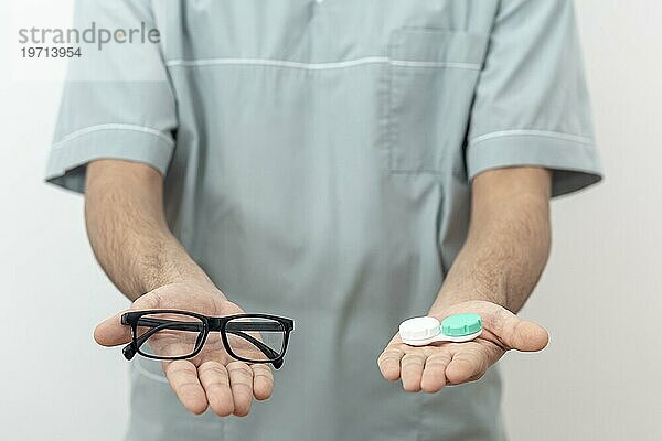 Vorderansicht Augenarzt mit Brille Kontaktlinsen