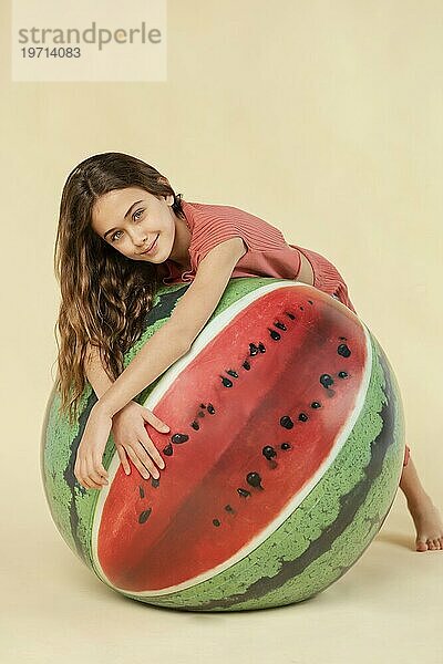 Voller Schuss Mädchen posiert mit Wassermelone Ball