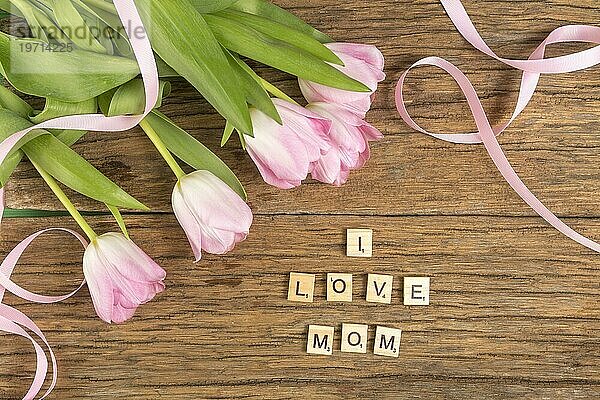 Ich liebe Mom Inschrift mit Tulpen