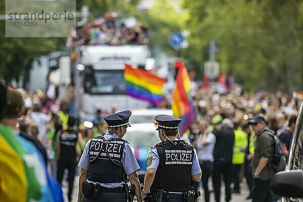 40000 Teilnehmer  400000 Menschen als Zuschauer  die Polizei hat alles im Griff. Christopher Street Day  Pride Demonstration als Zeichen für Vielfalt  Respekt  Akzeptanz und Gleichberechtigung  Stuttgart  Baden-Württemberg  Deutschland  Europa