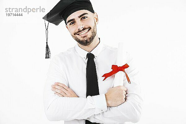 Lächelnder Absolvent mit Diplom