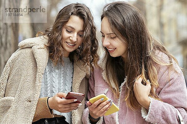 Mittlere Einstellung Frauen mit Smartphones in der Hand