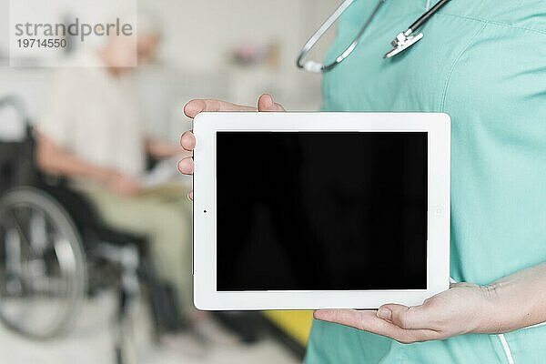 Close up weibliche Krankenschwester zeigt leeren Bildschirm digitale Tablette