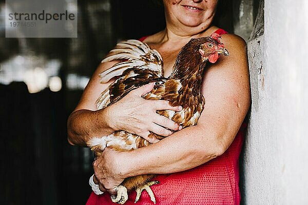 Nahaufnahme Frau mit Huhn