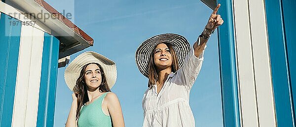 Strand Sommer Konzept mit zwei Frau suchen irgendwo