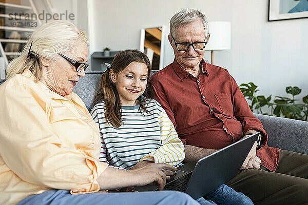 Großeltern Mädchen mit Laptop