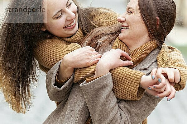 Nahaufnahme glückliche Frauen  die sich umarmen
