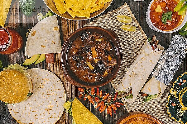 Draufsicht auf leckeres mexikanisches Essen brauner Holztisch