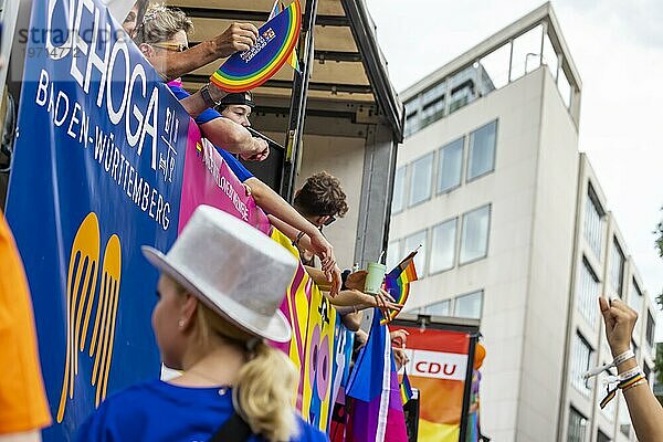 Wagen des Hotel- und Gaststättenverband DEHOGA. Christopher Street Day  Pride Demonstration als Zeichen für Vielfalt  Respekt  Akzeptanz und Gleichberechtigung  Stuttgart  Baden-Württemberg  Deutschland  Europa