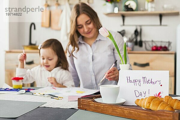 Glückliche Mütter Tag Inschrift Tabelle in der Nähe von Malerei Tochter Mutter
