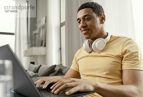 Porträt Mann zu Hause entspannt mit Laptop
