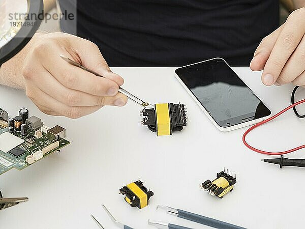 Mann repariert elektronisches Bauteil