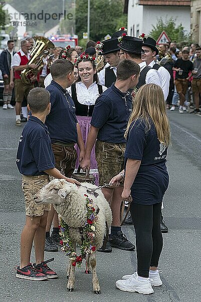 Kirchweihbuben und Mädchen mit geschmücktem Schaf zum Betzenaustanzen am traditionellen Lindentanzfest in Limmersdorf  Oberfranken  Bayern  Deutschland  Europa
