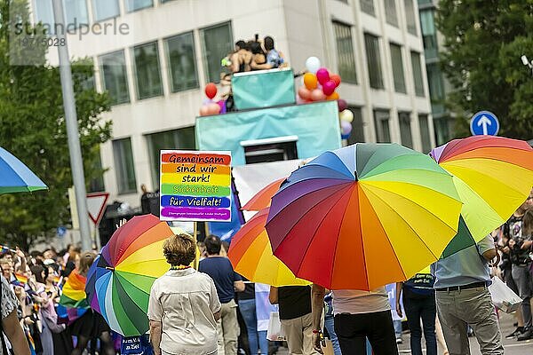 Elterngruppe homosexueller Kinder. Christopher Street Day  Pride Demonstration als Zeichen für Vielfalt  Respekt  Akzeptanz und Gleichberechtigung  Stuttgart  Baden-Württemberg  Deutschland  Europa