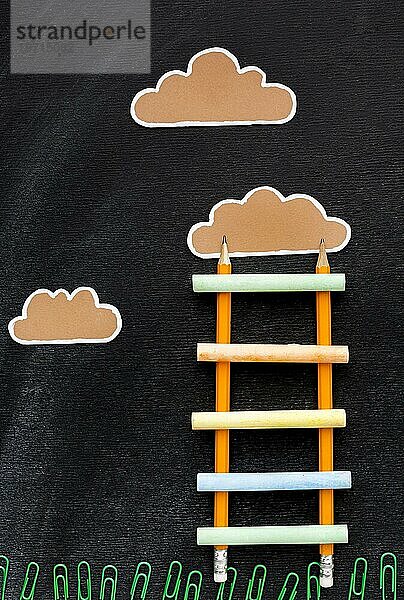 Draufsicht Rückseite Schulleiter mit Bleistiften Wolken