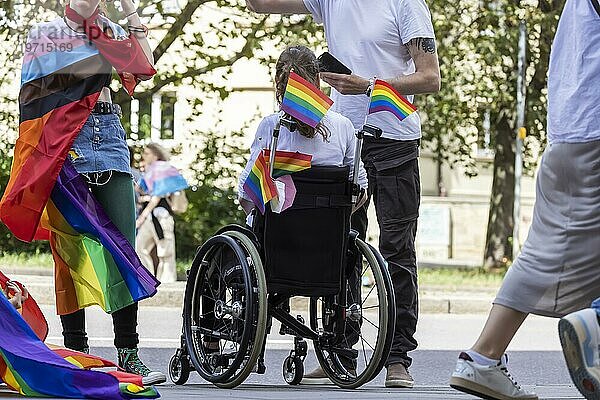 Christopher Street Day  Pride Demonstration als Zeichen für Vielfalt  Respekt  Akzeptanz und Gleichberechtigung  Rollstuhl  Stuttgart  Baden-Württemberg  Deutschland  Europa