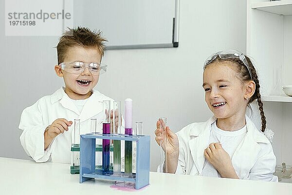 Junge Mädchen Wissenschaftler mit Spaß tun Experimente Labor