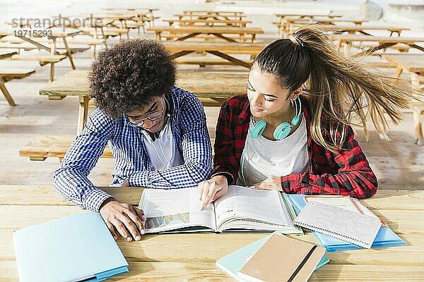 Erhöhte Ansicht Universität Studenten lesen Bücher Klassenzimmer