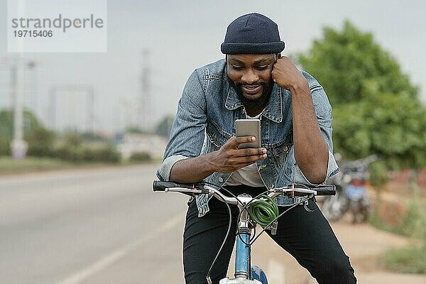 Medium shot Mann Fahrrad mit Telefon