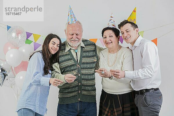 Ältere Menschen feiern Geburtstag 3