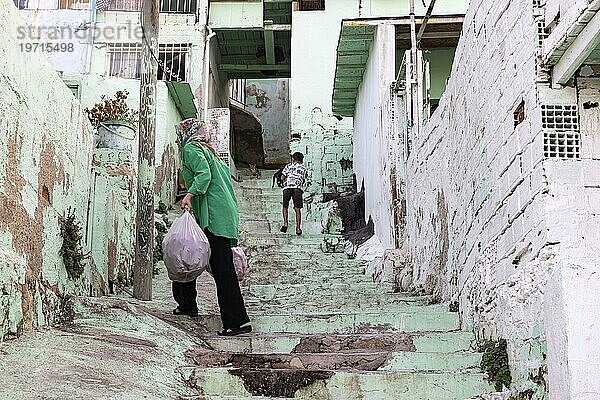 Sevda Hill  Sevda Tepesi  ein Berg prägt das Stadtbild von Ku?adas?. Die Häuser auf dem Hügel stehen eng und sind bunt gestrichen. Auch die Treppen für den Aufstieg durch die engen Gassen sind bunt bemalt  Kusadasi  Ku?adas?  Provinz Aydin  Ägäisregion  Türkei  Asien