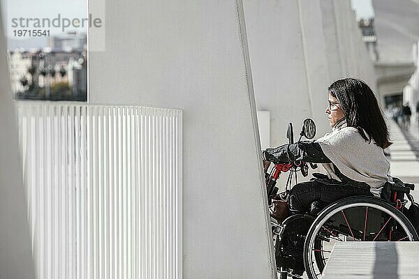 Seitenansicht Frau Rollstuhl Stadt