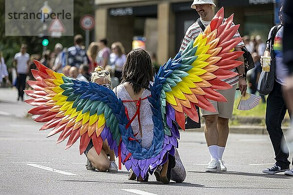 Christopher Street Day  Pride Demonstration als Zeichen für Vielfalt  Respekt  Akzeptanz und Gleichberechtigung  Symbolfoto  Flügel in Regenbogenfarben  Stuttgart  Baden-Württemberg  Deutschland  Europa