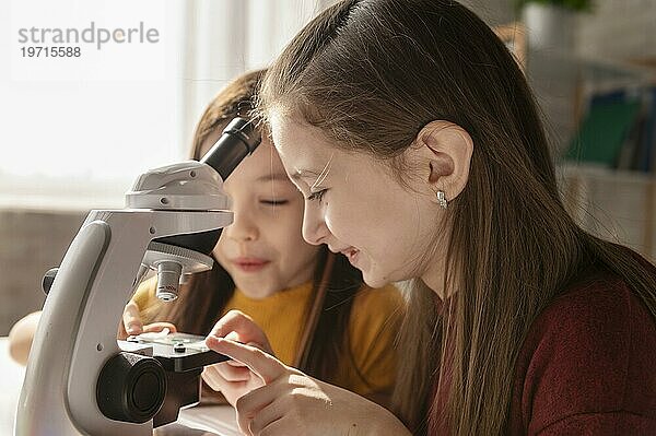 Nahaufnahme Mädchen mit Mikroskop