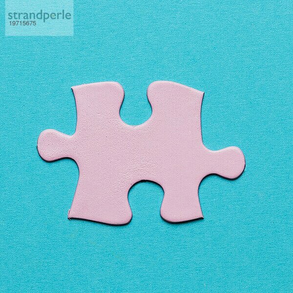 Close up rosa Puzzle Stück blaün Hintergrund