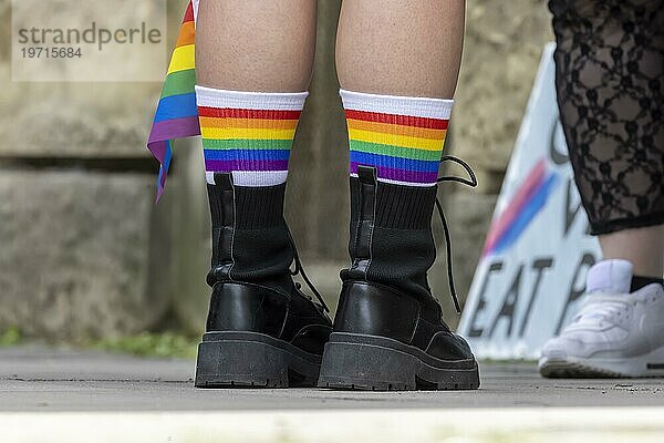 Christopher Street Day  Pride Demonstration als Zeichen für Vielfalt  Respekt  Akzeptanz und Gleichberechtigung  Symbolfoto  Socken in Regenbogenfarben  Stuttgart  Baden-Württemberg  Deutschland  Europa