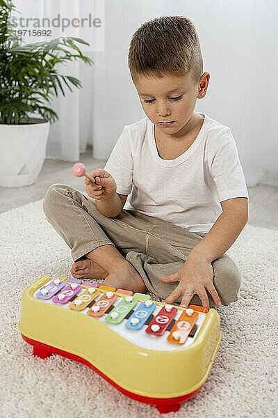 Kind spielt mit Musikspiel